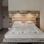 Fészek -étel és Hotel-bed&breakfast - Bike Point Hotel