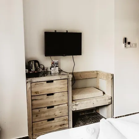 Feszek -etel Es Hotel- * Zanka