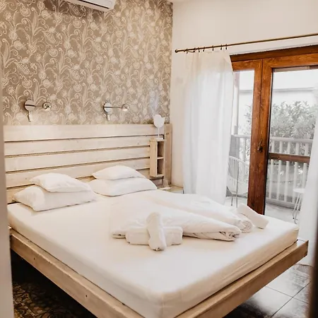 Feszek -etel Es Hotel- Hotel *