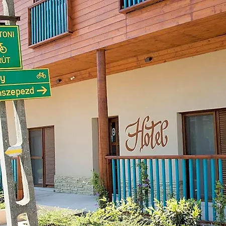 Feszek -etel Es Hotel-zanka