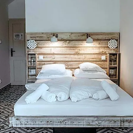 Feszek -etel Es Hotel-zanka