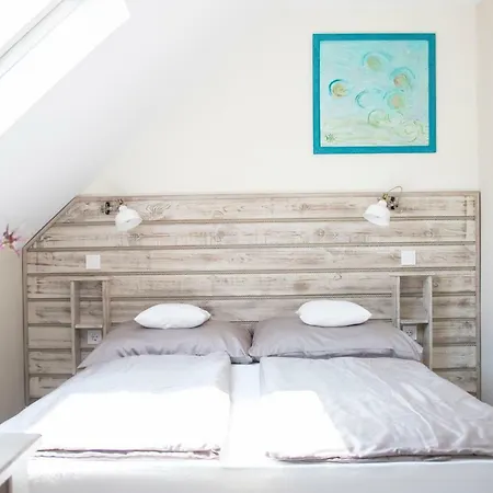 Feszek -etel Es Hotel- *