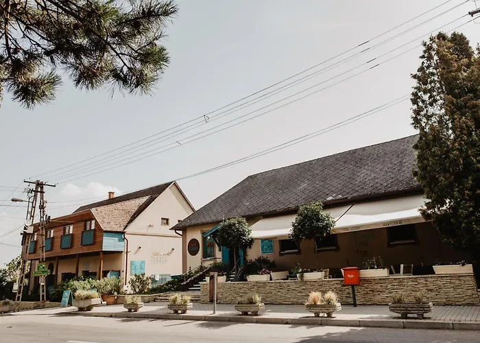 Feszek -etel Es Hotel- Balatonszemes