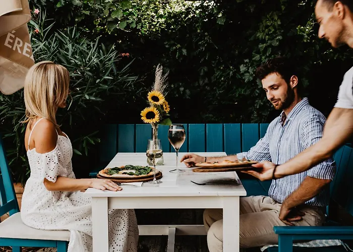 Feszek -etel Es Hotel-