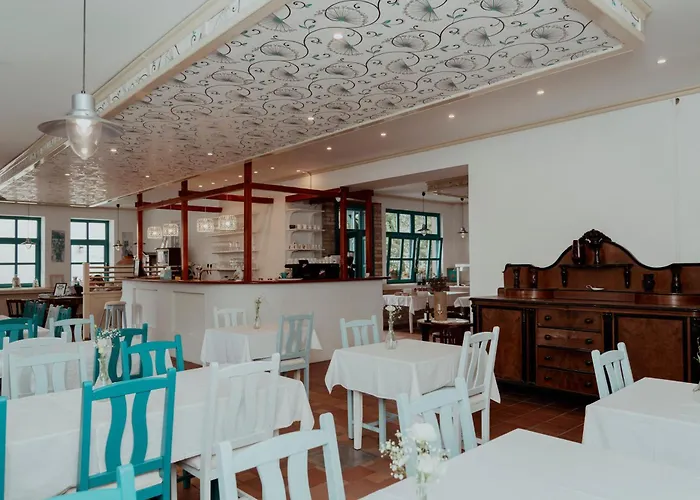 Feszek -etel Es Hotel-