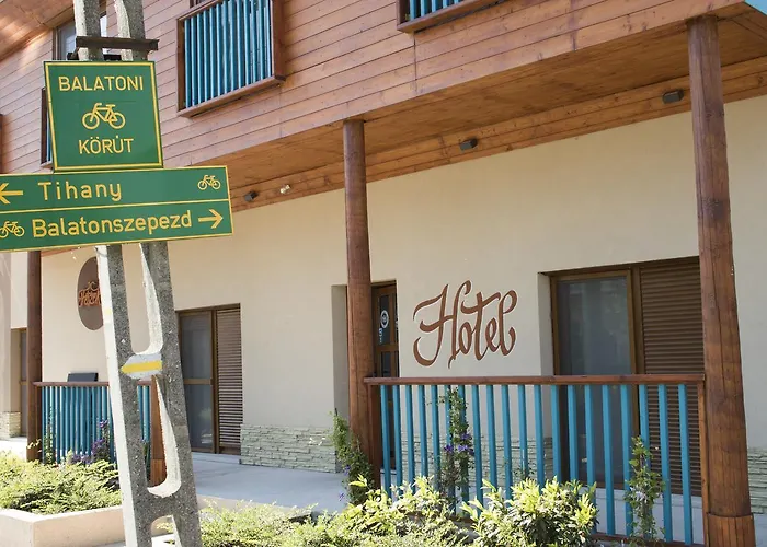 Feszek -etel Es Hotel- Hotell *