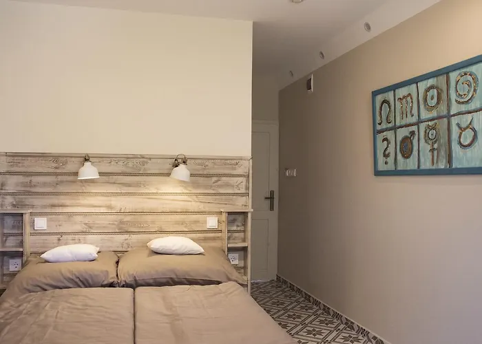 Feszek -etel Es Hotel- *